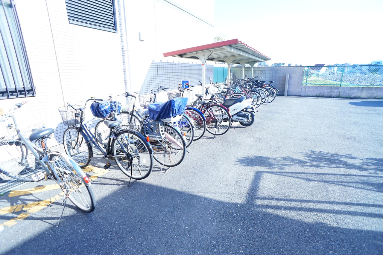 アスカ２１大和小泉の駐車場