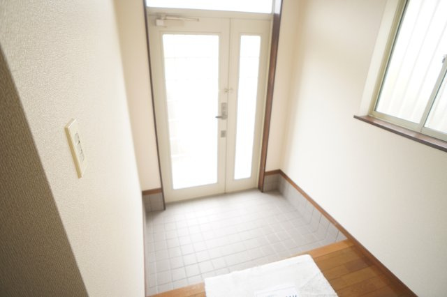千代ヶ丘３丁目戸建の玄関