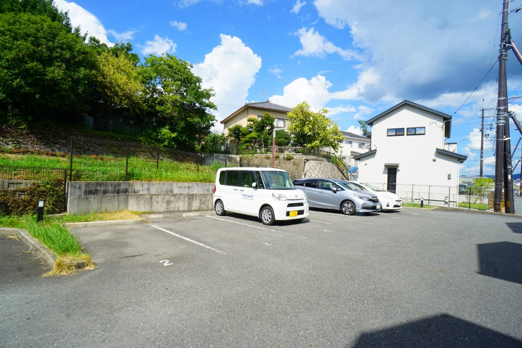 フォンターナ若葉の駐車場