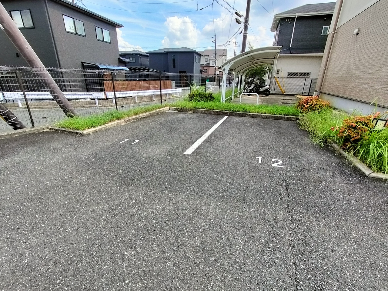 フォンターナ若葉の駐車場