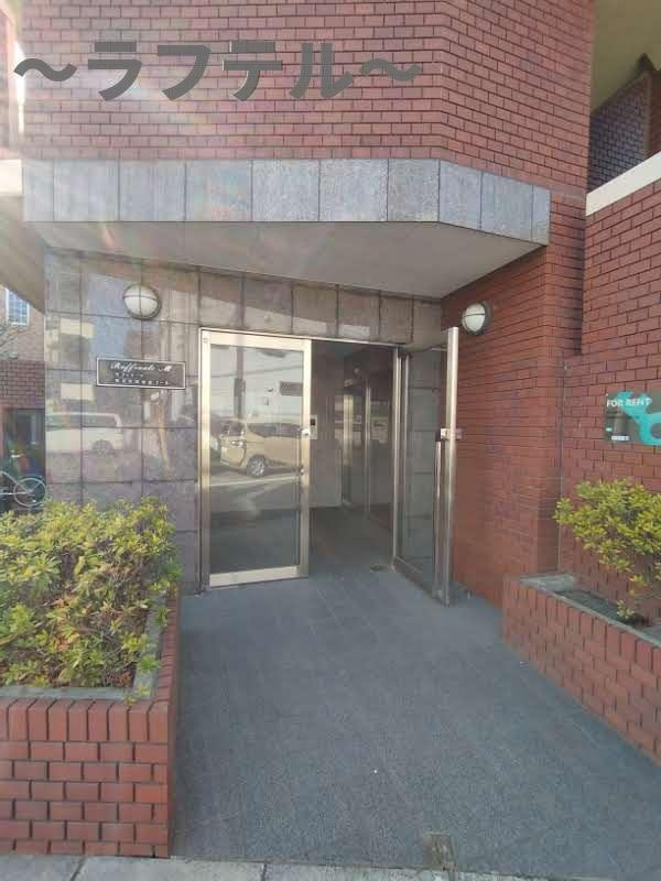 所沢市西住吉の賃貸マンションのエントランス