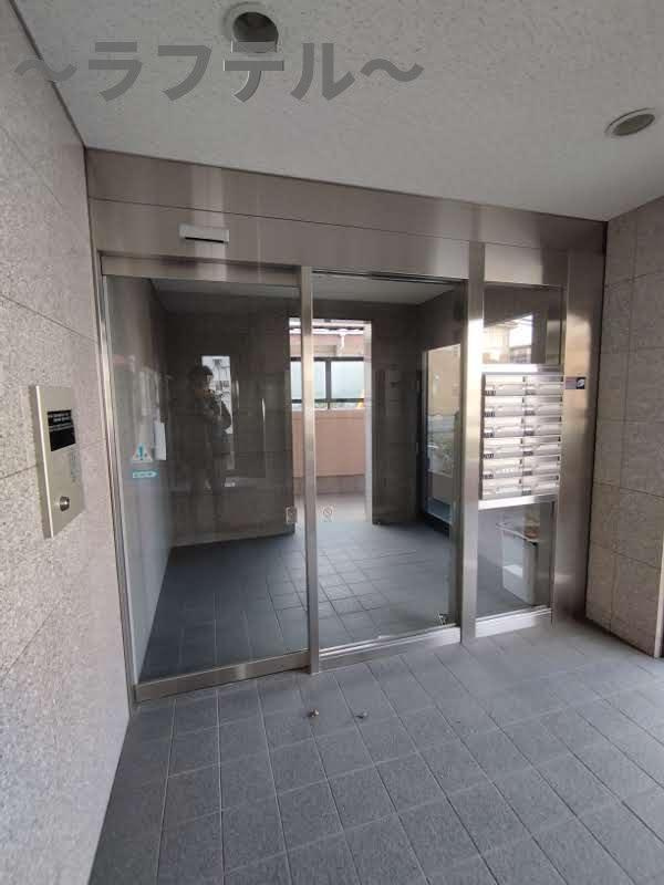 所沢市西住吉の賃貸マンションのエントランス