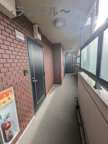 所沢市西住吉の賃貸マンションの玄関