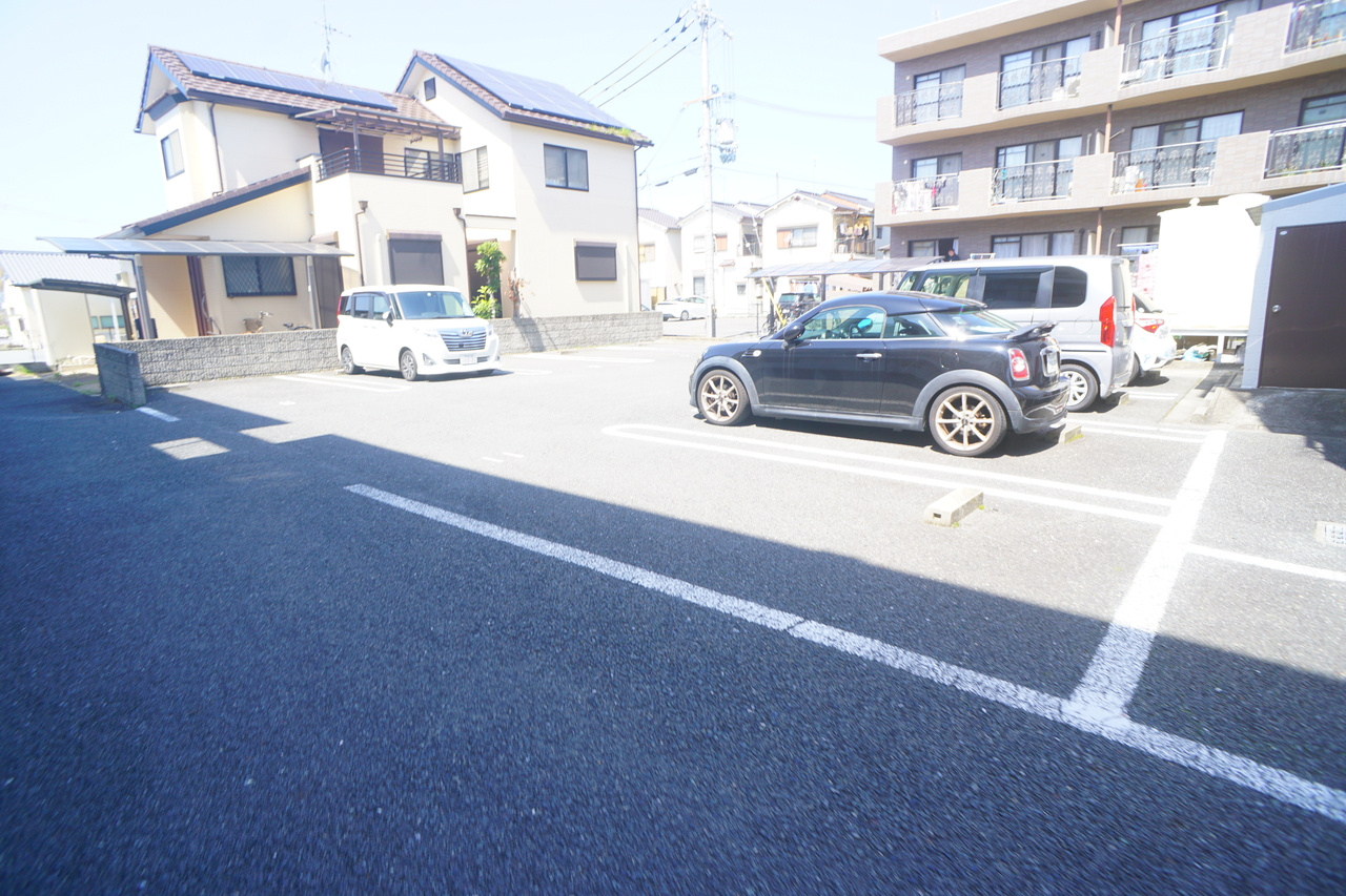 サンライズビルの駐車場