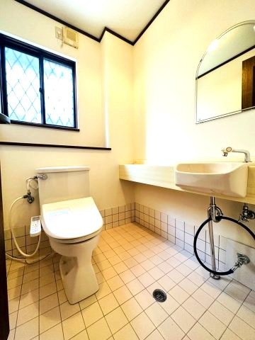 高野台3丁目貸し戸建のトイレ|落ち着いたトイレです