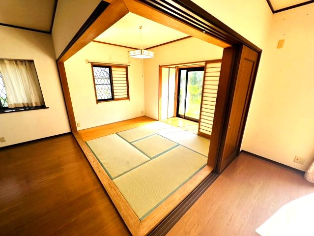 高野台3丁目貸し戸建の和室|明るい和室です