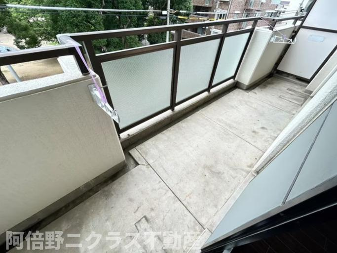 クレセントコートのバルコニー|内装は別部屋の参考写真です。