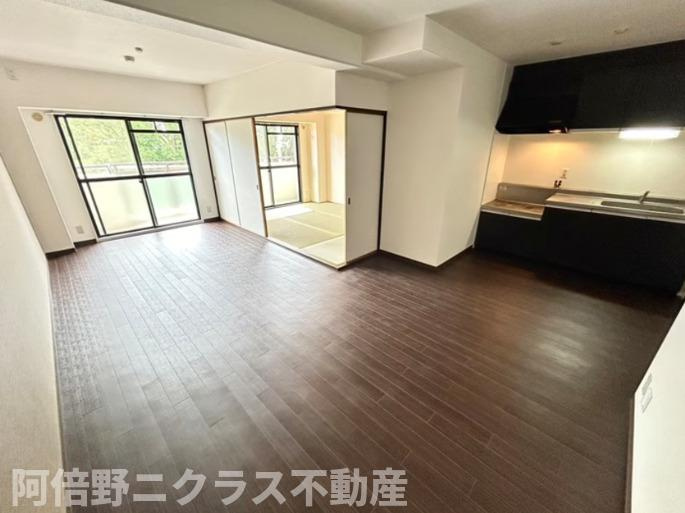クレセントコートの居間・リビング|内装は別部屋の参考写真です。