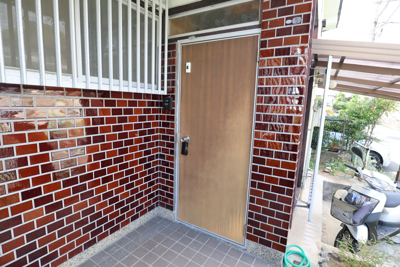 橿原市西池尻町戸建のエントランス
