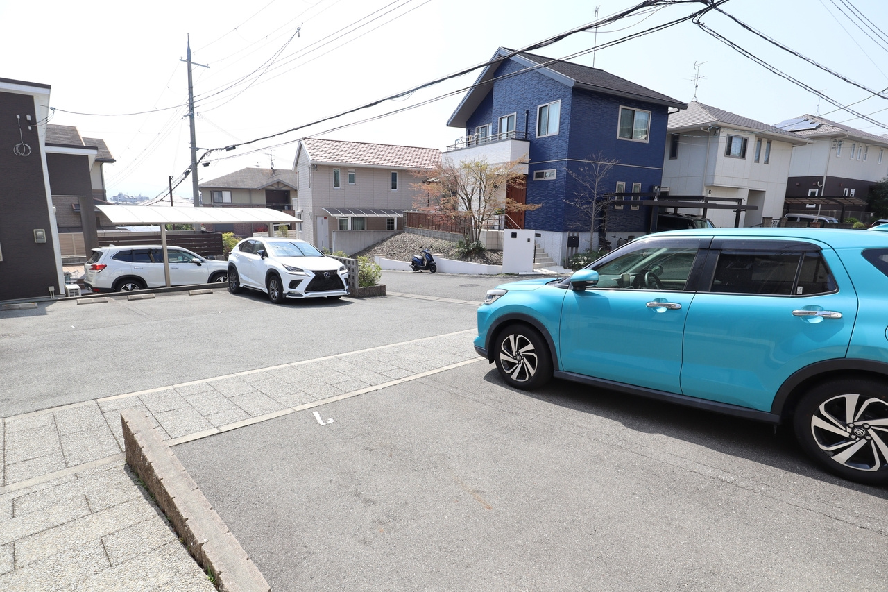リーフコート高山台の駐車場