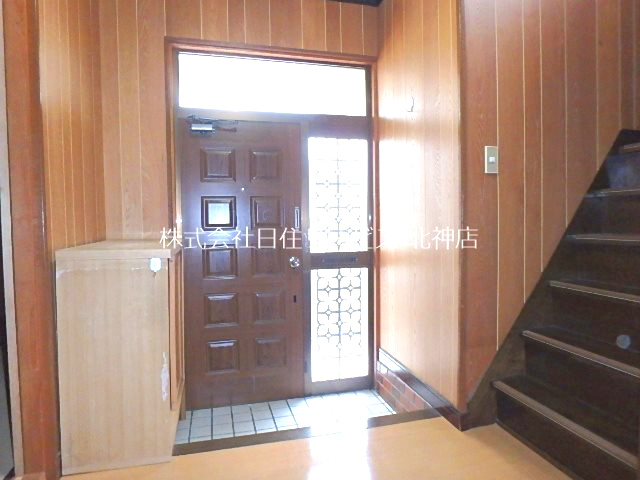 神戸市北区有野町唐櫃の一戸建ての玄関|明るい玄関です