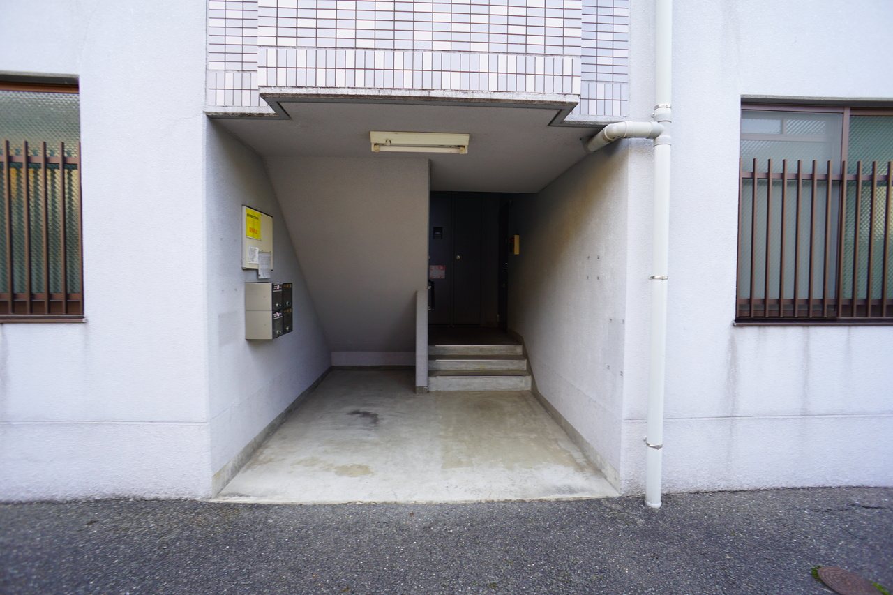 グレイス新大宮のエントランス