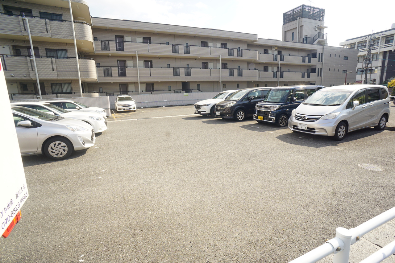 グレイス新大宮の駐車場