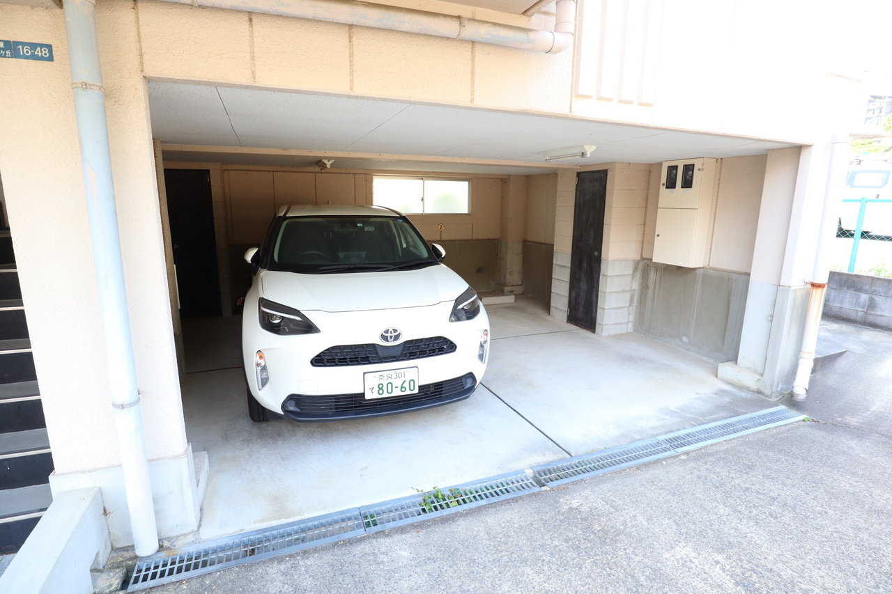 ファミール聖和の駐車場