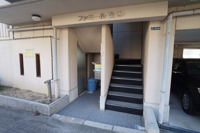 ファミール聖和のエントランス