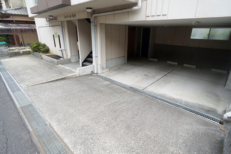 ファミール聖和の駐車場
