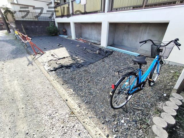 ファミール西所沢の駐車場