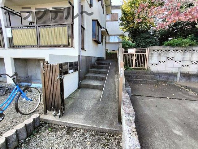 ファミール西所沢のエントランス
