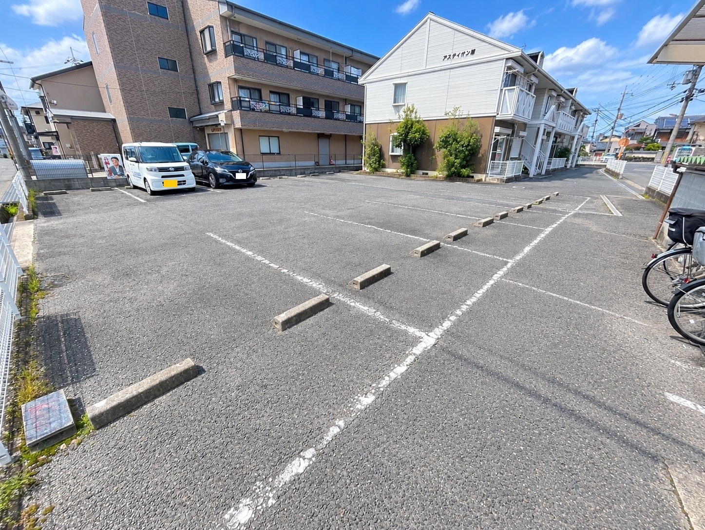 アスティオン雅の駐車場