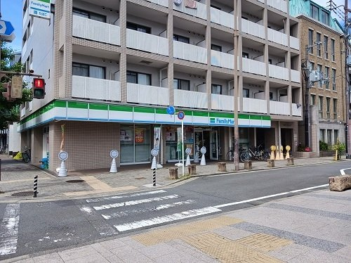 エスタプレイスの周辺|ファミリーマート　出町店まで200m