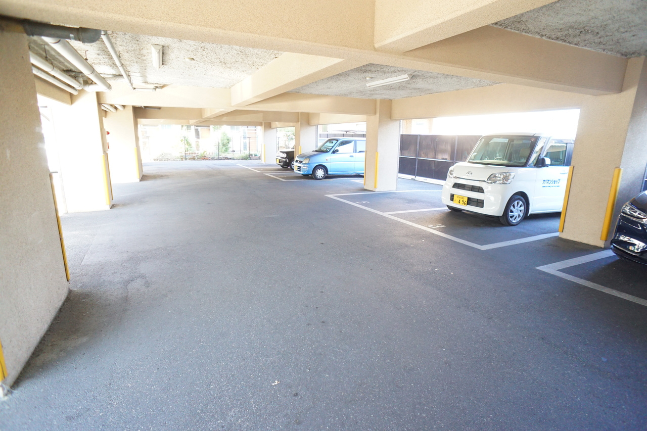 リバティ・クレールの駐車場