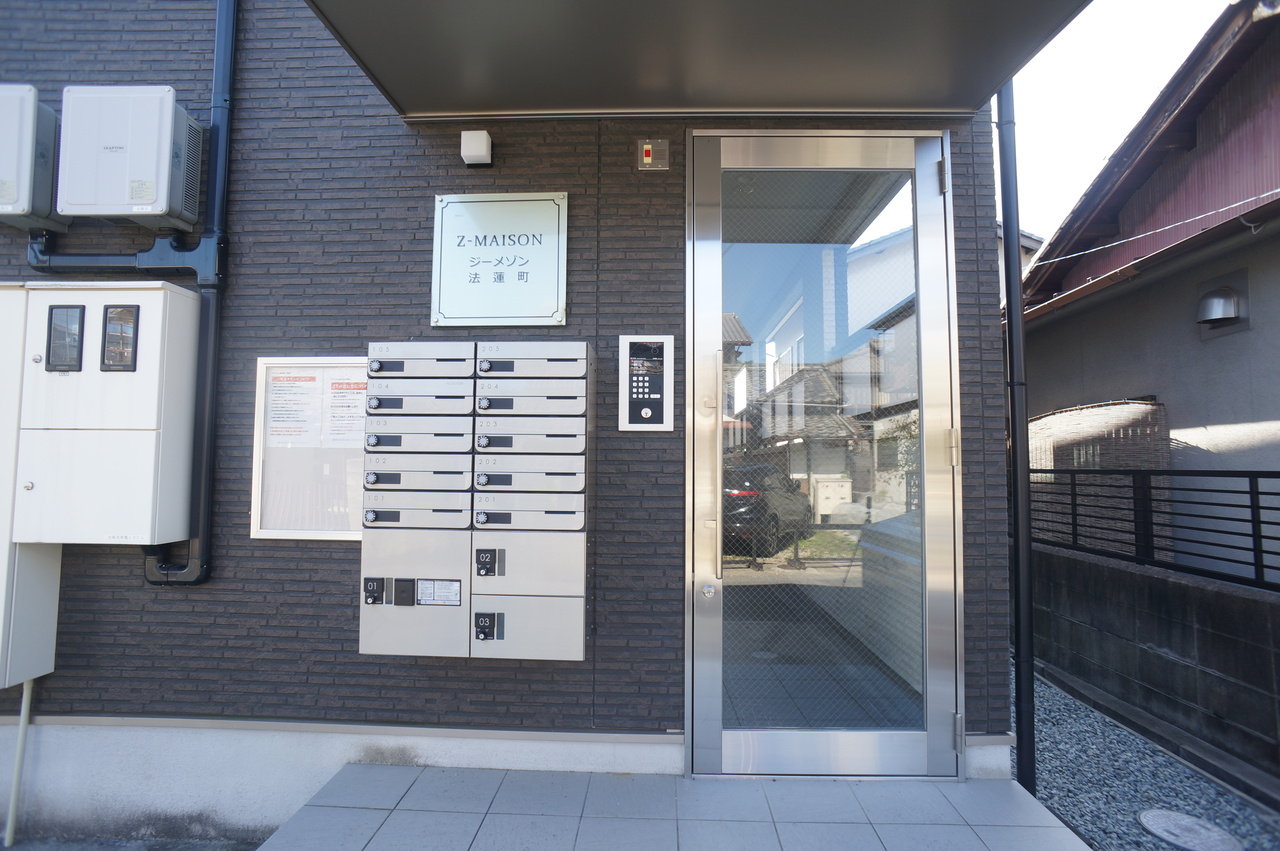 ジーメゾン法蓮町のエントランス