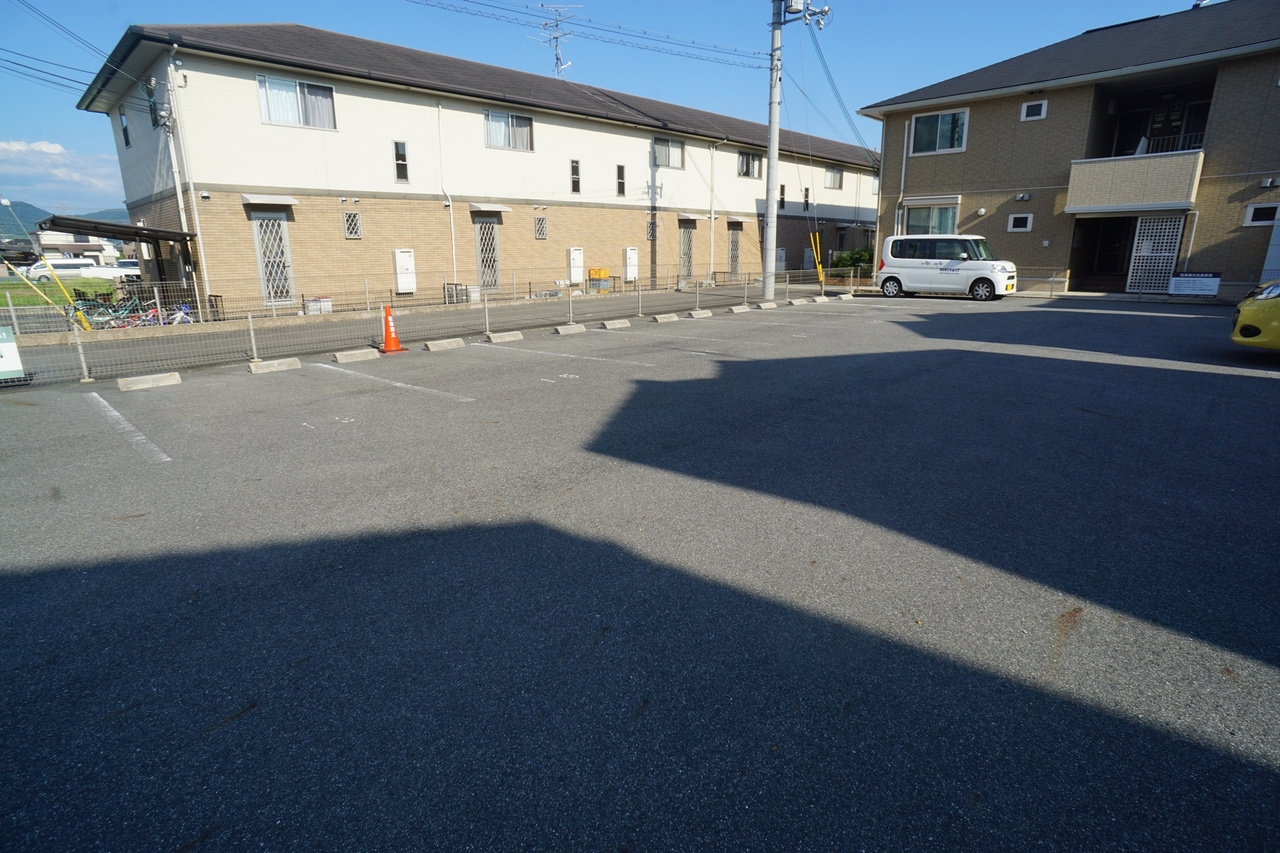 プレジールの駐車場