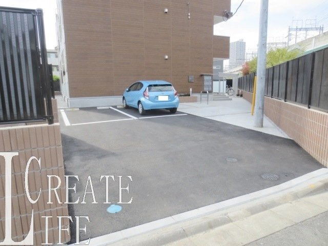 リブリ・アザリアの駐車場