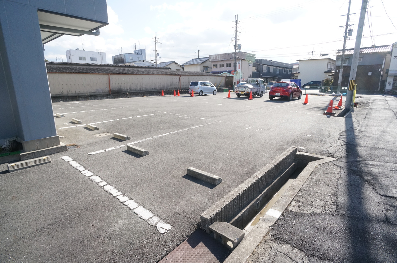 寿ビルの駐車場