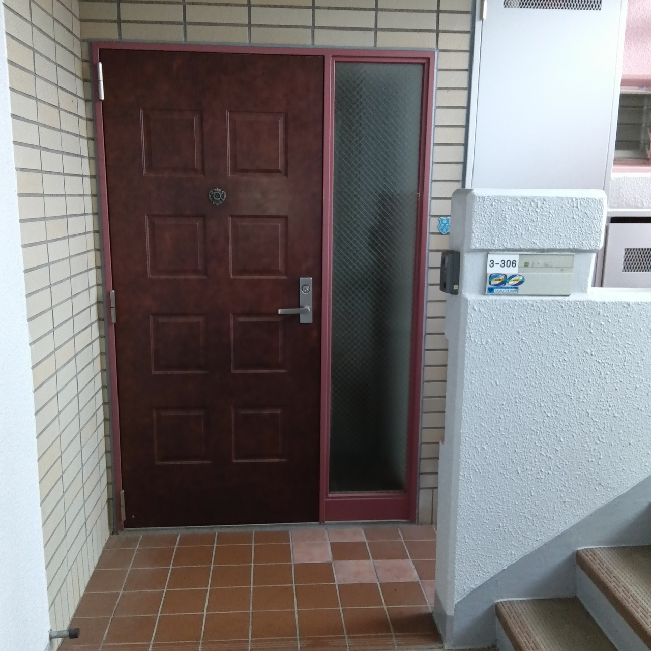 ウェル・メロード狩場台　３号棟の玄関