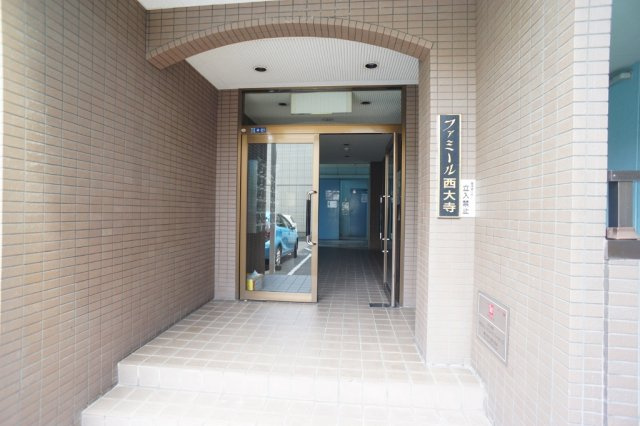 ファミール西大寺のエントランス