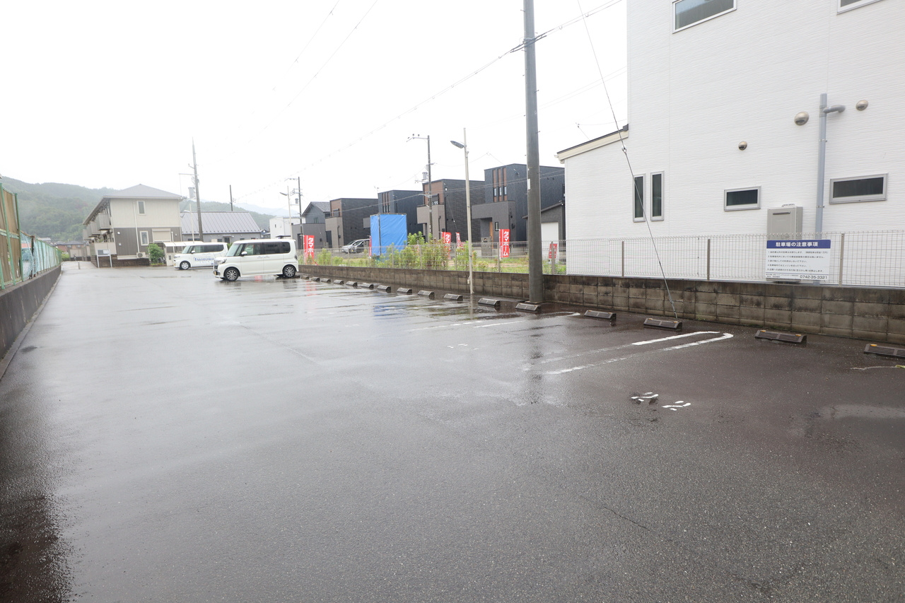 メゾンラフィーネの駐車場