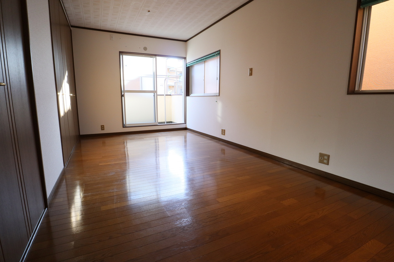 壱分町戸建の洋室