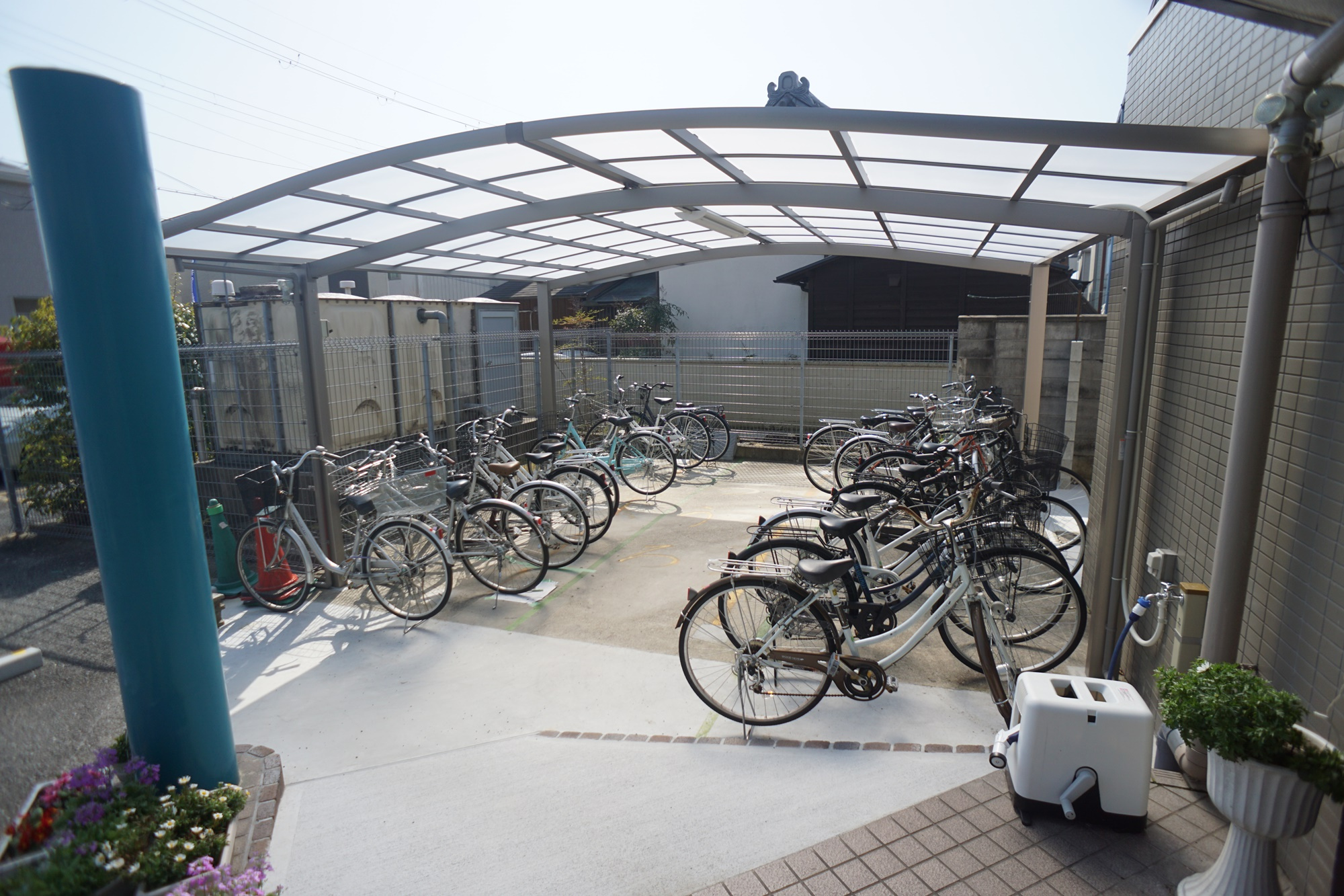 クレール秋篠の駐車場