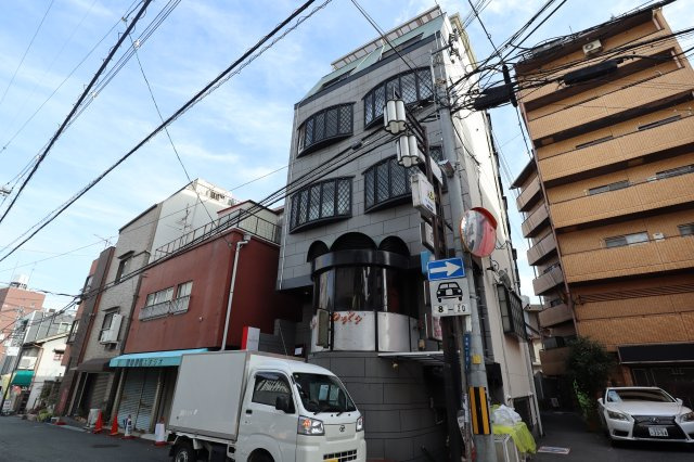 ホリディビルの駐車場