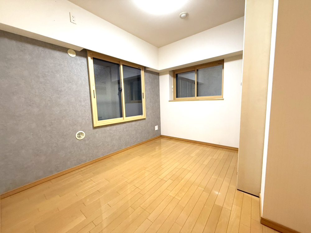 グラビスコート三条堺町の居間・リビング|収納豊富です