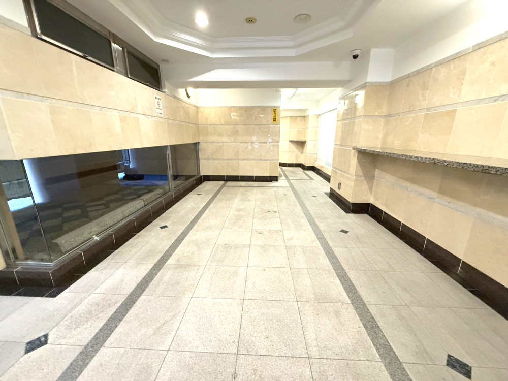 グラビスコート三条堺町のロビー
