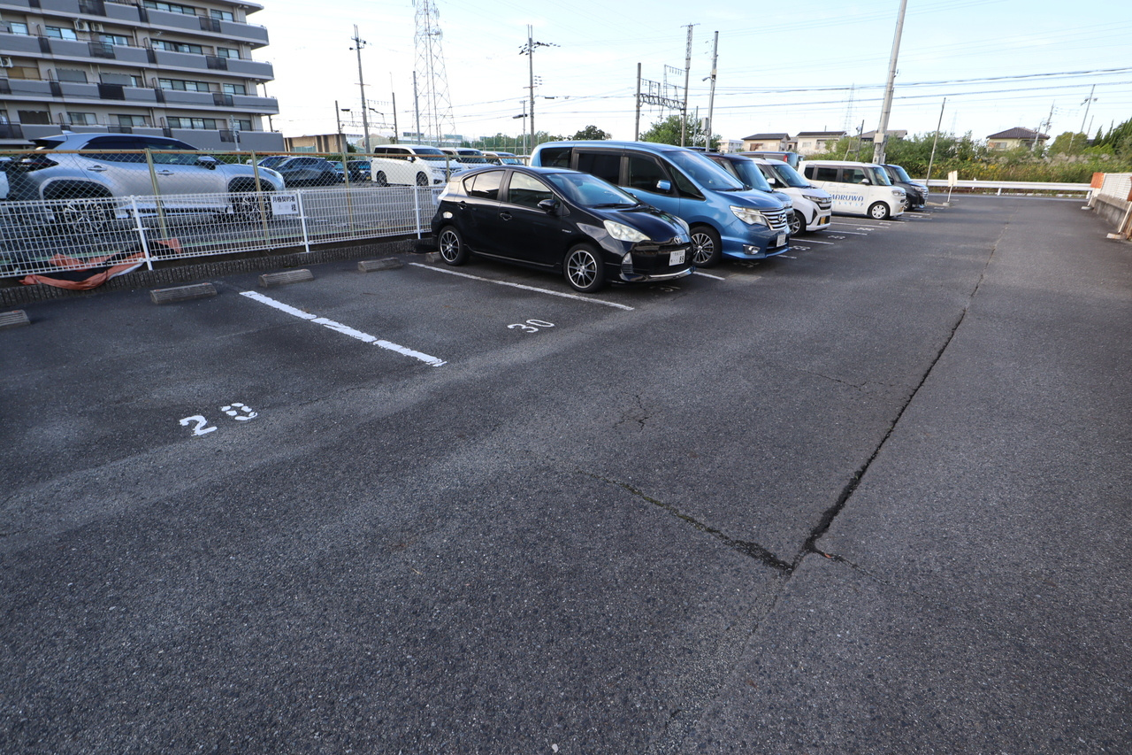 レオパレス秋桜(コスモス)の駐車場
