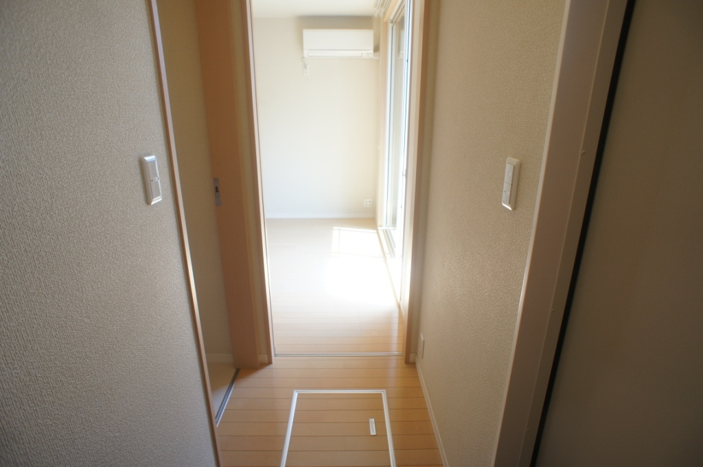 天理市前栽町のアパートの玄関