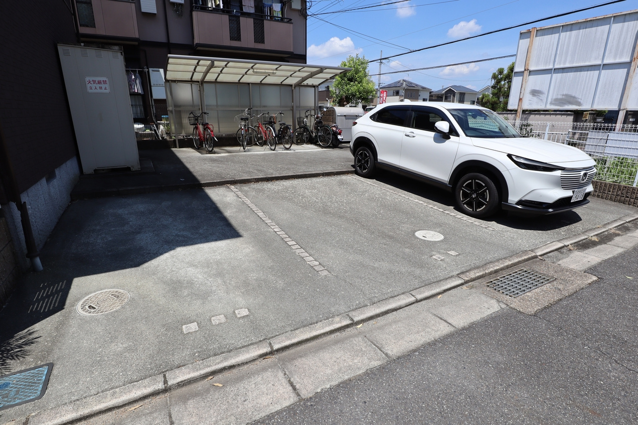 天理市前栽町のアパートの駐車場