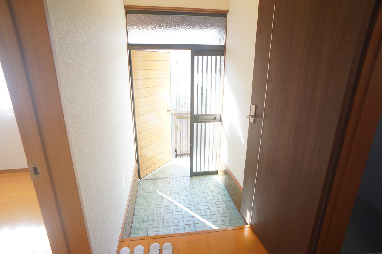 河合町穴闇戸建の玄関