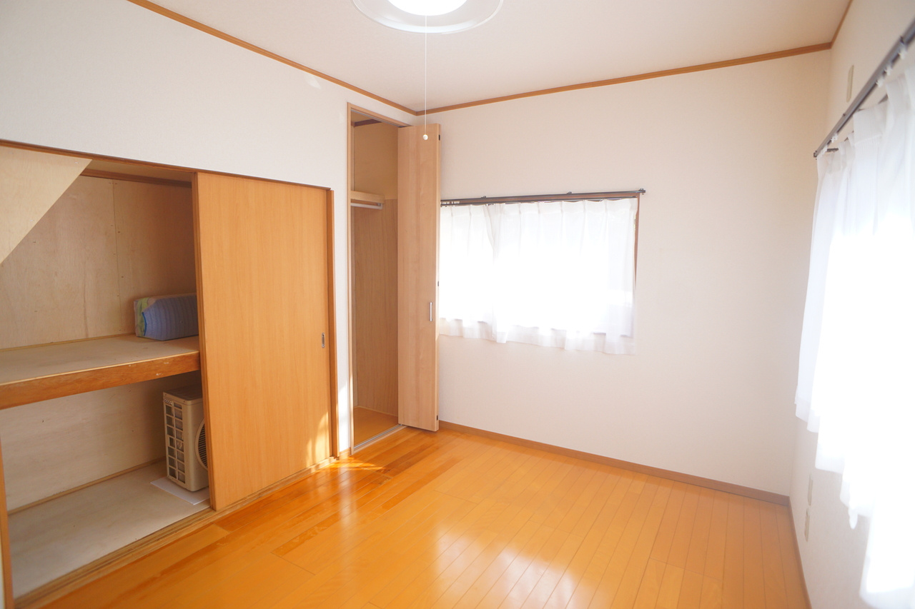 河合町穴闇戸建の洋室