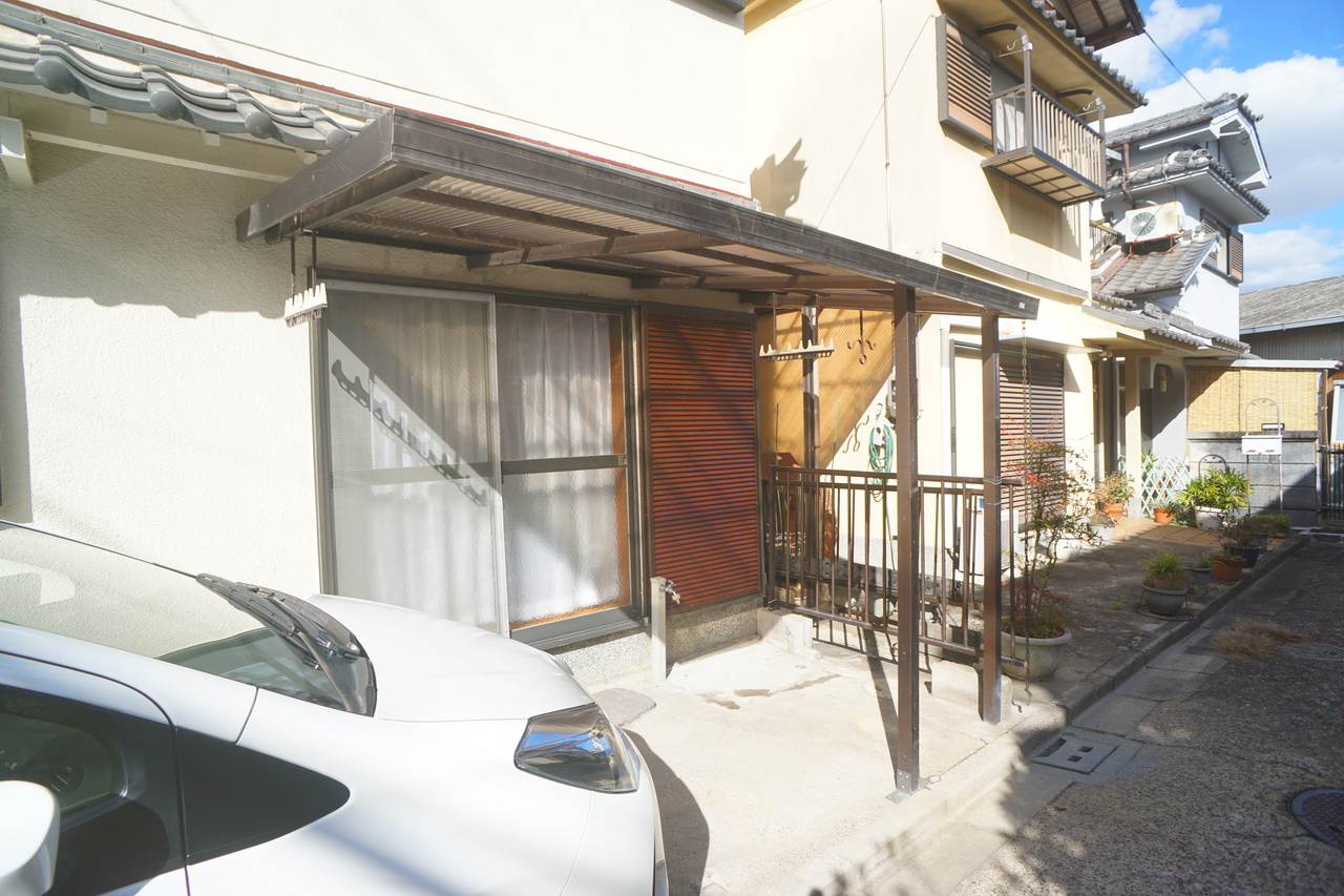 河合町穴闇戸建のエントランス