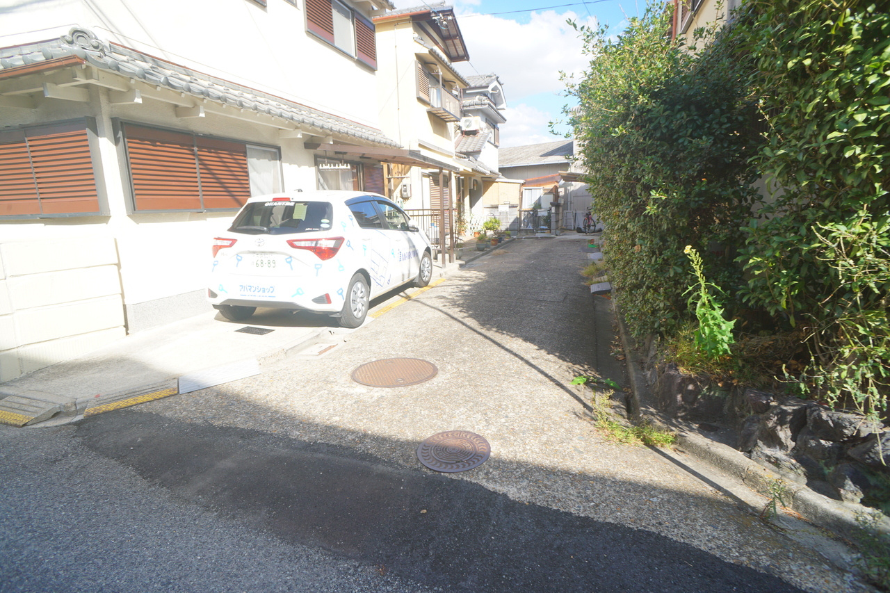 河合町穴闇戸建の駐車場|軽のみ