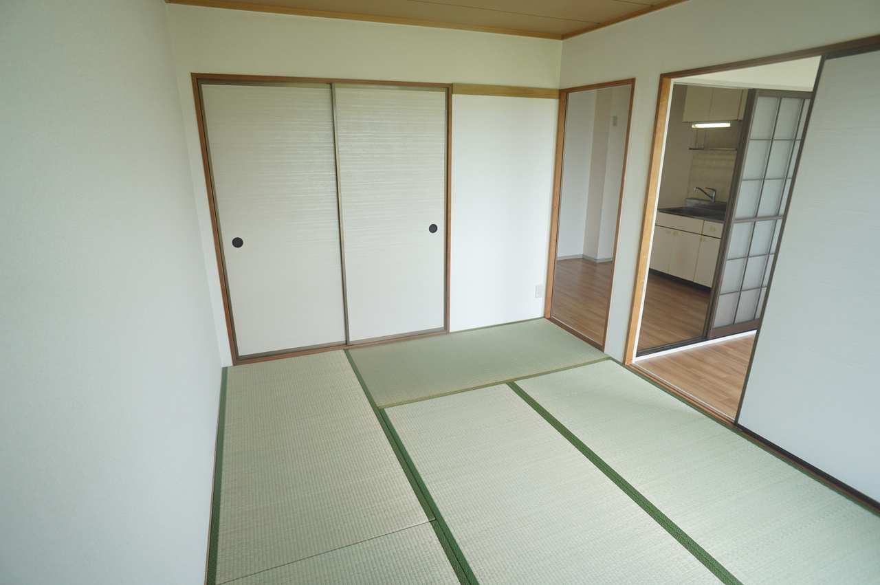 ハイツイヨマタの和室