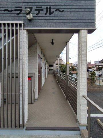 所沢市小手指元町２丁目のアパートのエントランス