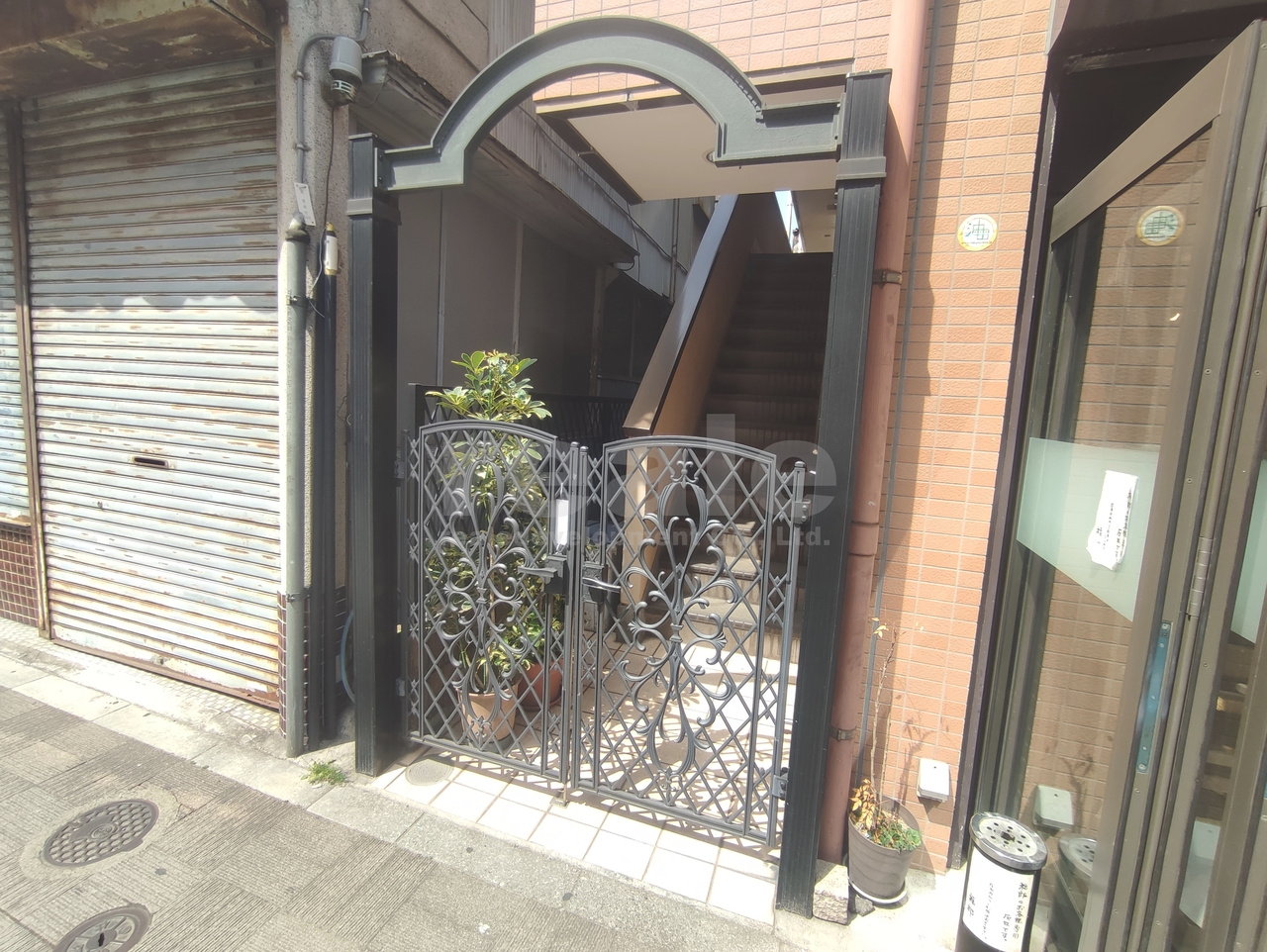 武蔵野市吉祥寺南町２丁目の賃貸マンションのエントランス
