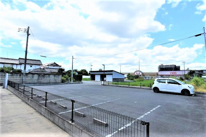 レオネクストサンシャイン岩室の駐車場