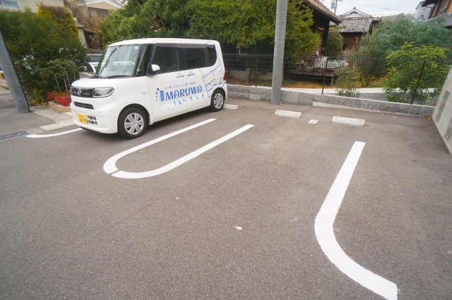 カルム・メゾンⅡ号館の駐車場