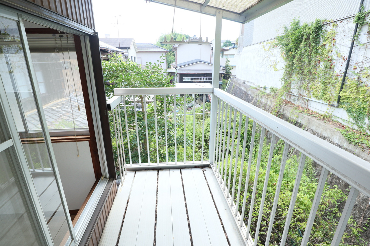 北新町貸家のバルコニー